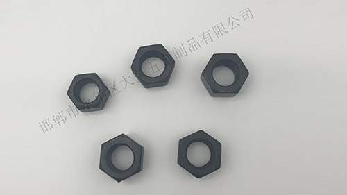 在大久五金看來(lái)，六角螺母是將機(jī)械設(shè)備緊密連接起來(lái)的重要零件